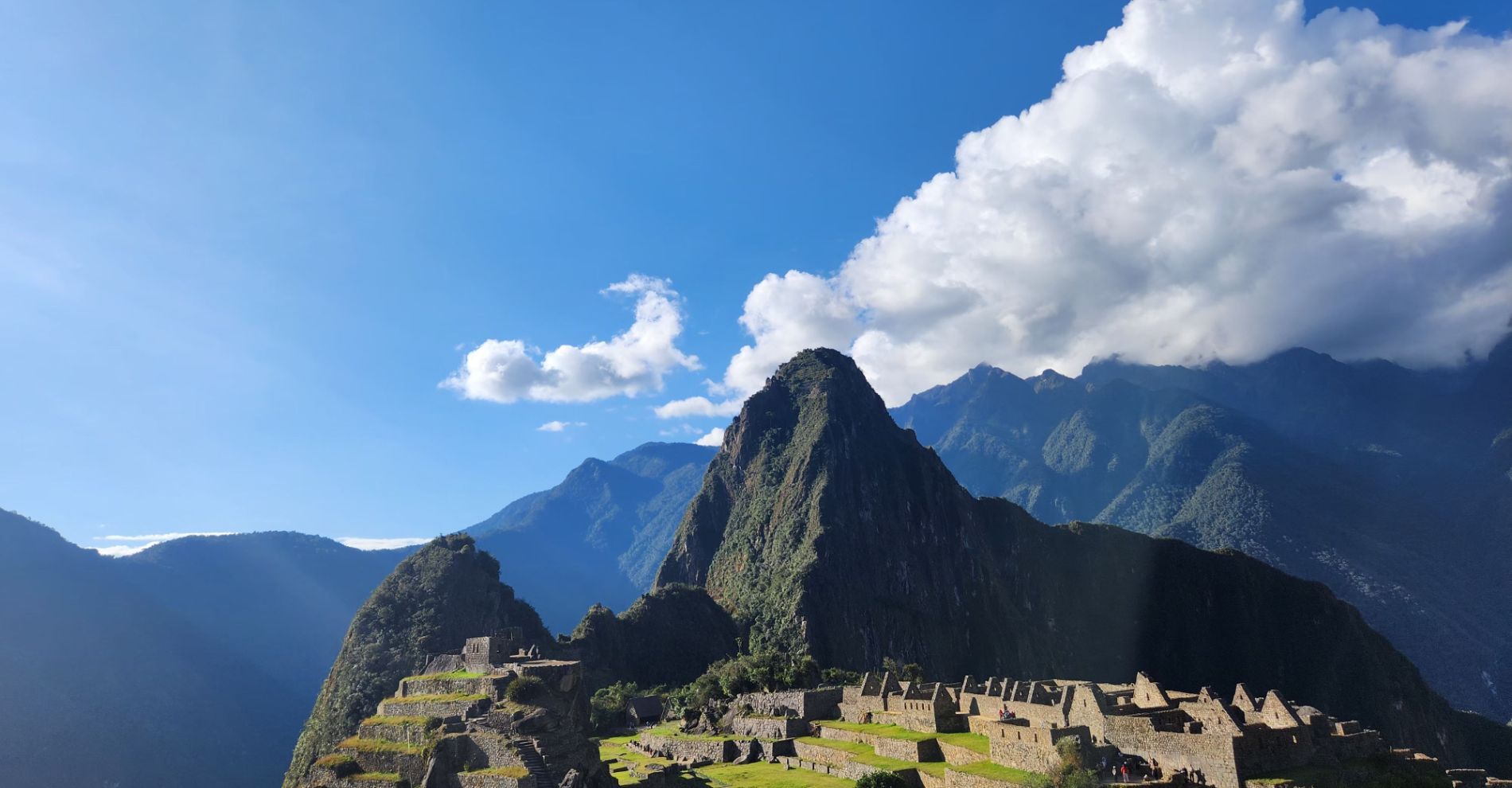 Machu Picchu med Huayna Picchu i bakgrunden