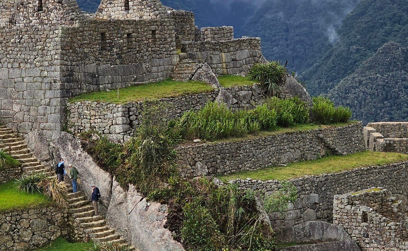 Terrasser och trappor inne i Machu Picchu